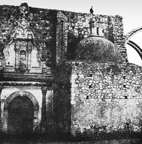 Fotografía de detalle de portada lateral y capilla anexa vistas desde el suroeste