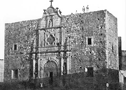 Fotografía de la fachada de la iglesia vista desde el oeste