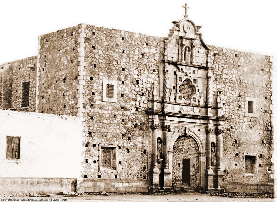 Fotografía de la fachada de la iglesia dedicada a la Virgen de Loreto