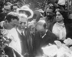 Pancho Villa en el funeral de Madero